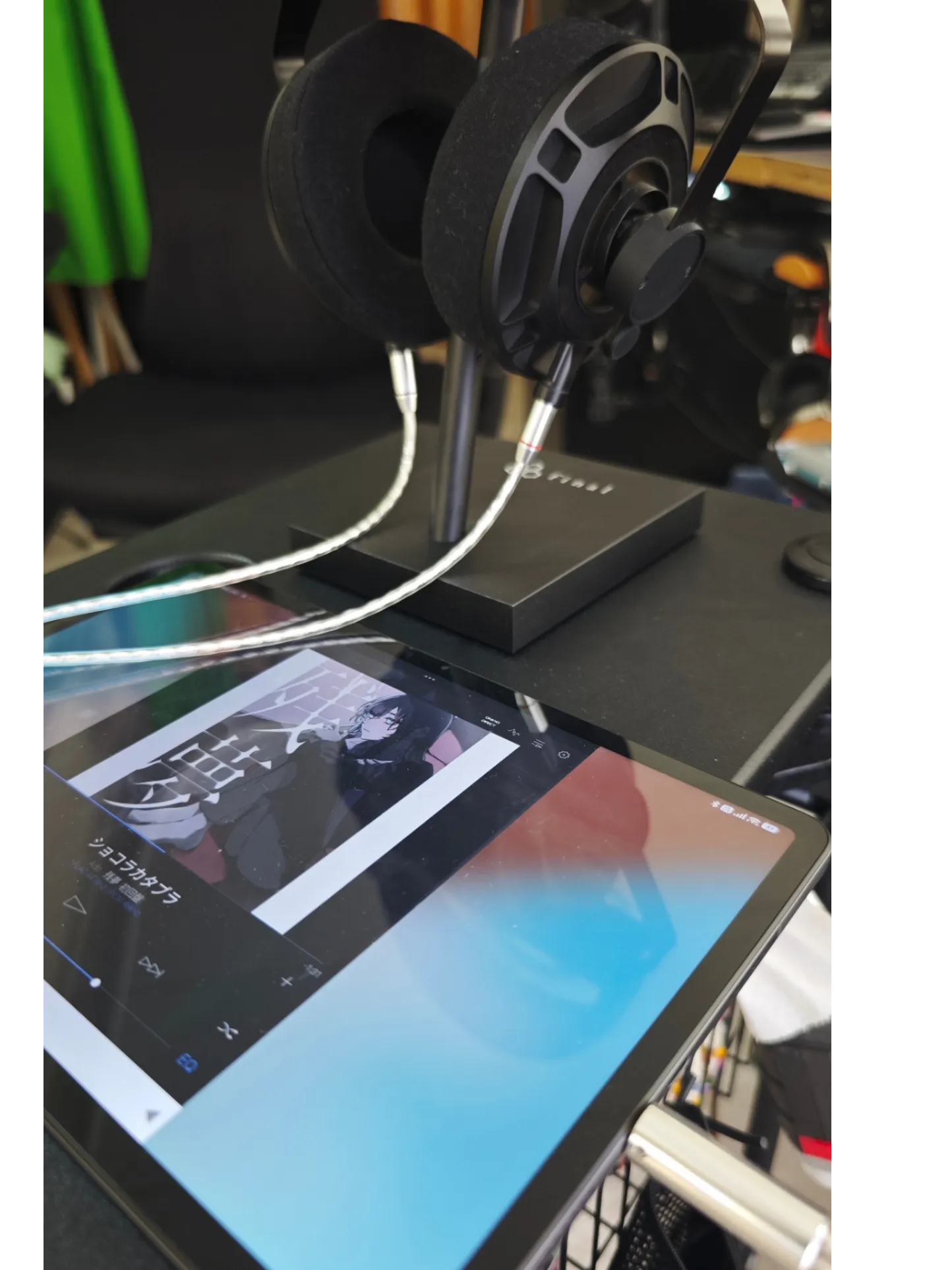 Redmi Pad 2 Pro 5Gの3.5mmイヤホンジャックに超高級ヘッドホンD8000 Pro Limited Editionを直挿しした検証風景